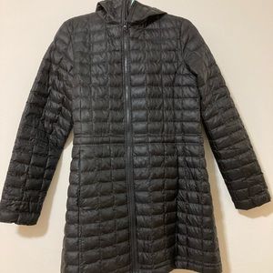 the north face long jacket, hardly worn :) nothing wrong with it